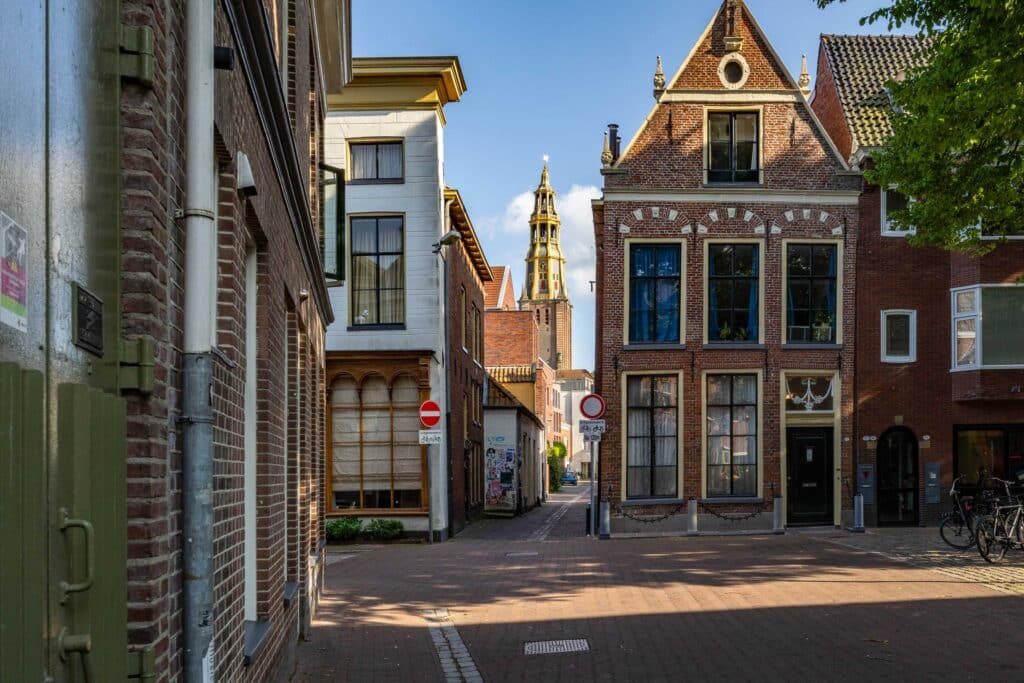 Historische straat in het centrum van Amersfoort met karakteristieke gevels en Onze Lieve Vrouwetoren